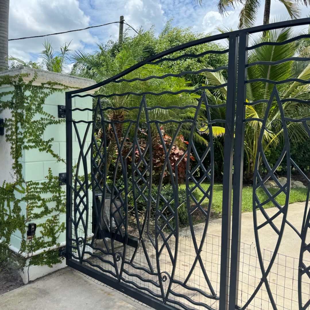 Custom Gates - Image 1